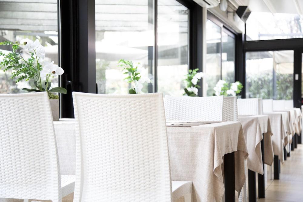 Ih Hotels Milano Eur - トレッツァーノ・スル・ナヴィーリオ エクステリア 写真